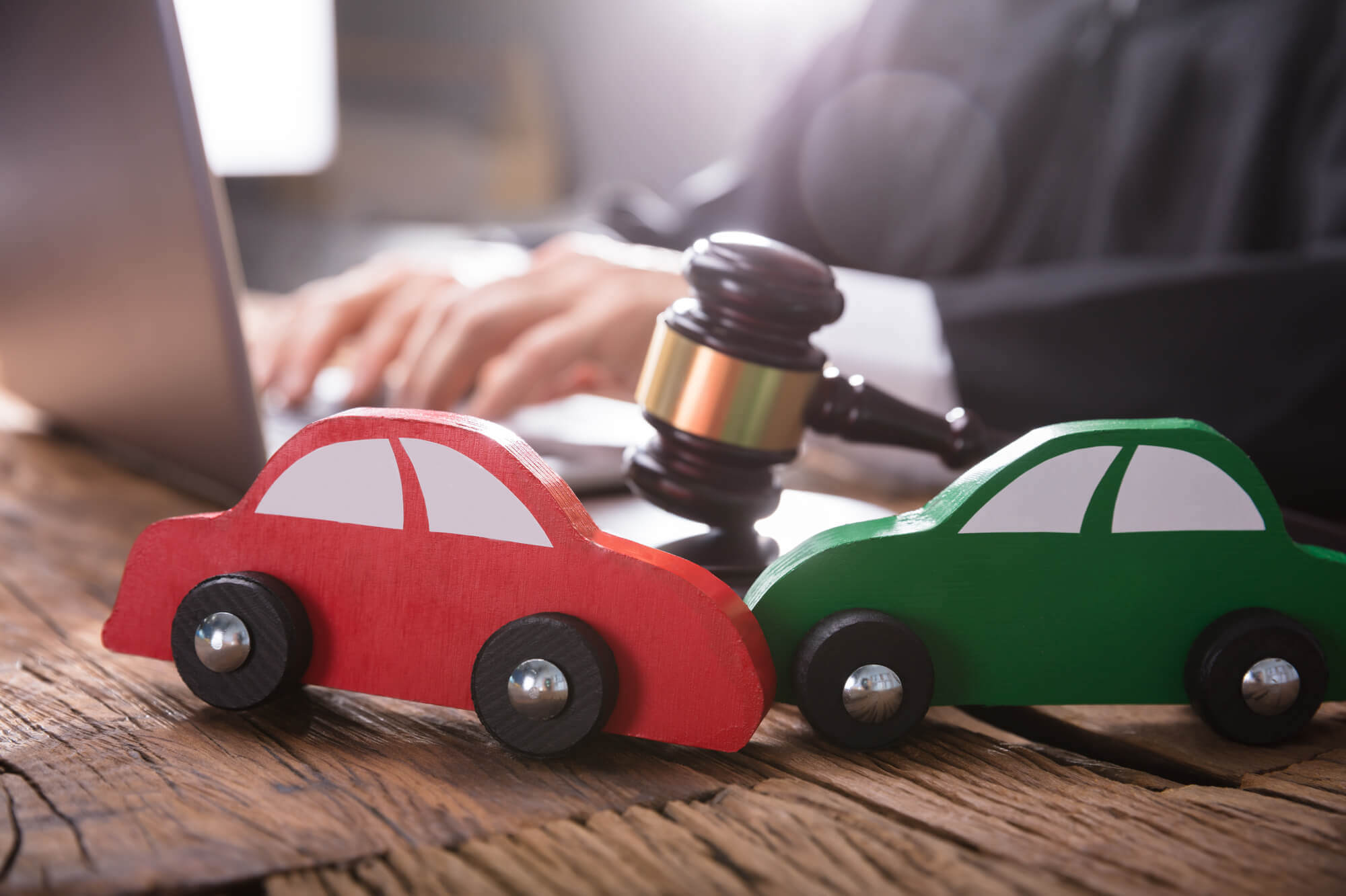 Dos autos de juguete imitando un accidente de auto en el que se necesita un abogado de accidente de carro en Miami