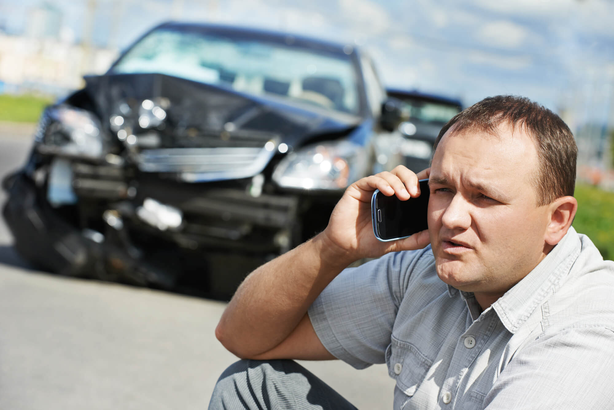 Hombre llamando a un abogado de accidente de carro en Miami