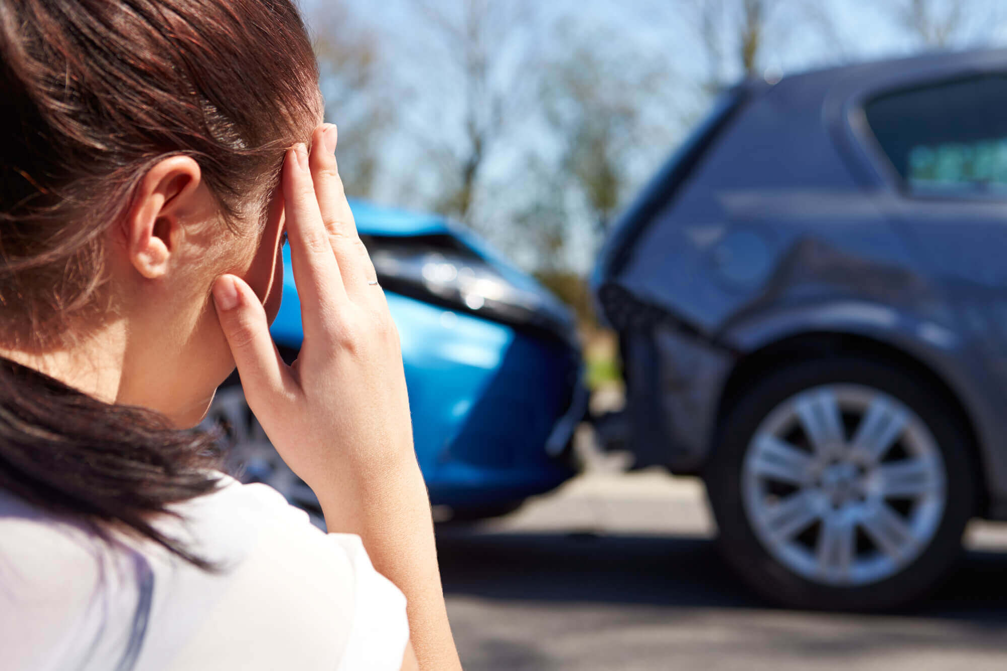 Mujer angustiada por un accidente automovilistico y esperando a un Abogado de Accidentes de auto en Miami